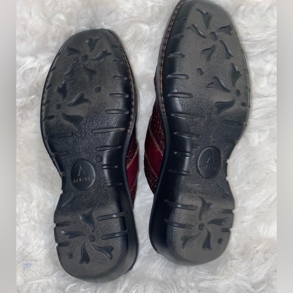 Women's Clarks Artisan Mules Clogs Shoes Size 8 Burgundy Woven Buckle - Picture 9 of 11